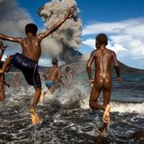 Besonders beeindruckend ist die Lebensfreude der Kinder, die in der unmittelbaren Umgebung des Vulkans Tavurvur wohnen. Sie haben sich mit der zerstörerischen Kraft des Vulkans und mit dem Ascherregen arrangiert, obwohl der Vulkan ihre Lebensgrundlage zerstört und beispielsweise das Trinkwasser ungeniessbar macht.