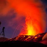 Der Tavurvur Vulkan in Papua Neuguinea ist ein explosiver Vulkan, der mehr als autogroße Steine, genannt vulkanische Bomben, in die Luft schleudert.