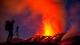 Der Tavurvur Vulkan in Papua Neuguinea ist ein explosiver Vulkan, der mehr als autogroße Steine, genannt vulkanische Bomben, in die Luft schleudert.