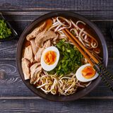 Japan: Ramen  Vergessen Sie Instant-Ramen aus dem Asiasupermarkt. Echte Ramen sind wahres Seelenfutter. In Tokio gibt es sogar ein Ramen-Restaurant, das mit einem Michelin-Stern ausgezeichnet wurde.