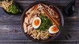 Japan: Ramen  Vergessen Sie Instant-Ramen aus dem Asiasupermarkt. Echte Ramen sind wahres Seelenfutter. In Tokio gibt es sogar ein Ramen-Restaurant, das mit einem Michelin-Stern ausgezeichnet wurde.