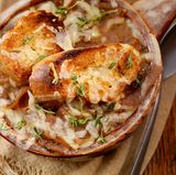 Frankreich: Zwiebelsuppe  Ein Klassiker, vor allem im Winter: Zwiebelsuppe ist reichhaltig, warm und wird von einer großzügigen Schicht Käse überzogen. Schmeckt am besten mit getoastetem Brot.