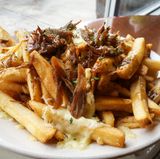 Kanada: Poutine  Hierbei handelt es sich um nichts anderes als Pommes mit gezupftem Fleisch, Bratensauce und Weißkäse.