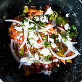 Mexiko: Chilaquiles  Sollte es hier viel öfter geben: knusprige Tortilla-Chips mit Tomatensauce, Käse und Sauce. Wird oft auch zum Frühstück verspeist.