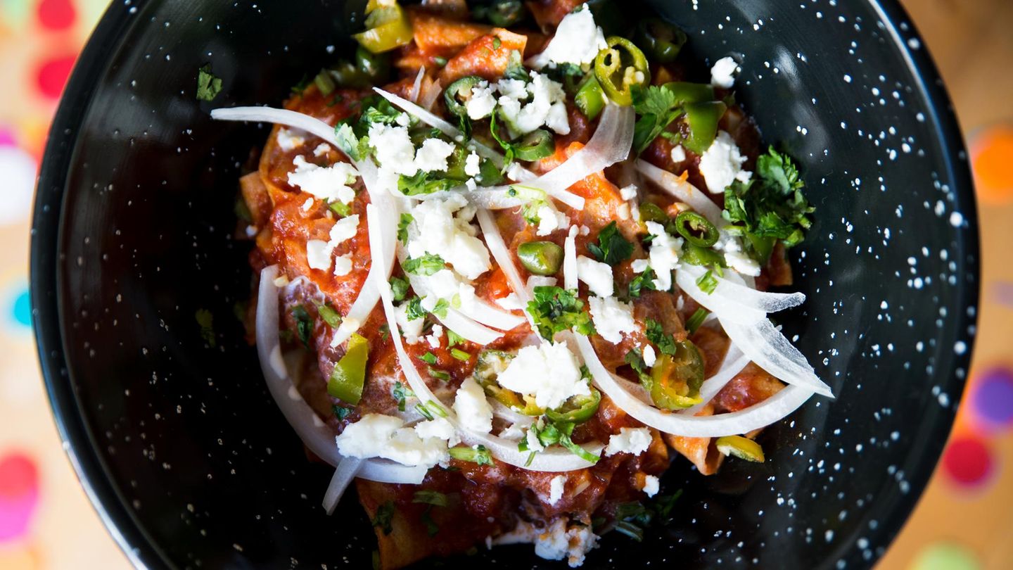 Mexiko: Chilaquiles  Sollte es hier viel öfter geben: knusprige Tortilla-Chips mit Tomatensauce, Käse und Sauce. Wird oft auch zum Frühstück verspeist.
