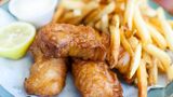 Großbritannien: Fish and Chips  Ist der Fisch frisch und die Panade luftig leicht, dann sind Fish and Chips ein Traum. Und ein Klassiker der englischen Küche. Versuchen Sie den Fisch mit einem Spritzer Essig. Very british!