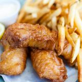 Großbritannien: Fish and Chips  Ist der Fisch frisch und die Panade luftig leicht, dann sind Fish and Chips ein Traum. Und ein Klassiker der englischen Küche. Versuchen Sie den Fisch mit einem Spritzer Essig. Very british!
