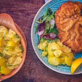 Österreich: Wiener Schnitzel  Es ist das Nationalgericht Österreichs und nur authentisch, wenn es mit Kalbfleisch zubereitet wird. Dazu schmeckt Kartoffelsalat. Hier geht's zum Rezept!