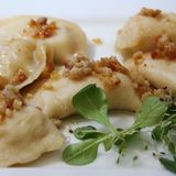 Polen: Pierogi  Diese gekochten Teigtaschen sind wahre Gaumenschmeichler. Gefüllt werden Sie mit Kartoffeln oder Quark, dazu gibt es meist einen Klecks Sauerrahm, Speck oder karamellisierte Zwiebeln.