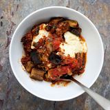 Moussaka: Griechenland  Die griechische Version der Lasagne wird mit Auberginen, Kartoffeln, Hack, Tomaten, einer Art Béchamel-Sauce und Parmesan zubereitet.