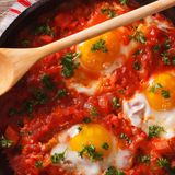 Marokko und Israel: Shakshuka  Shakshuka stammt ursprünglich aus Nordafrika, ist aber in Israel ein Nationalgericht. Dort isst man es zum Frühstück, Mittag und Abendessen – und es schmeckt einfach köstlich. Hier geht's zum Rezept!