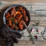 Ungarn: Gulasch  Gulasch ist ein Eintopf, den es in vielen Variationen gibt. Im Ungarischen bezeichnet der Begriff Gulyás den Rinderhirten, das hält die Ungarn nicht davon ab, ihrem Nationalgericht diesen Namen zu geben.