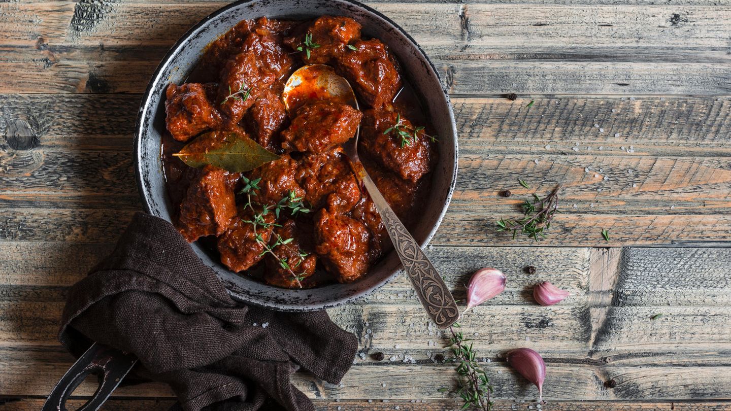 Ungarn: Gulasch  Gulasch ist ein Eintopf, den es in vielen Variationen gibt. Im Ungarischen bezeichnet der Begriff Gulyás den Rinderhirten, das hält die Ungarn nicht davon ab, ihrem Nationalgericht diesen Namen zu geben.