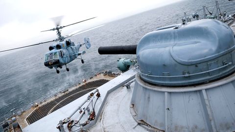 Russland: Ein Hubschrauber landet an Bord eines "Iwan Gren"-Schiffes.