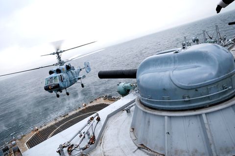Russland: Ein Hubschrauber landet an Bord eines "Iwan Gren"-Schiffes.