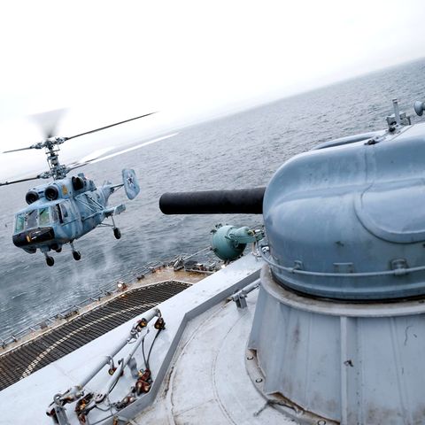 Russland: Ein Hubschrauber landet an Bord eines "Iwan Gren"-Schiffes.