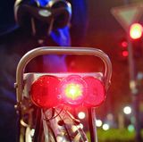 Rücklicht  So ein Rücklicht ist heute State of the Art. Es ist kombiniert mit vorgeschriebenem Rückstrahler, wird fest mit dem Gepäckträger verbunden und verfügt über einen zweiadrigen Stromanschluss.   Kosten: etwa 14 Euro.