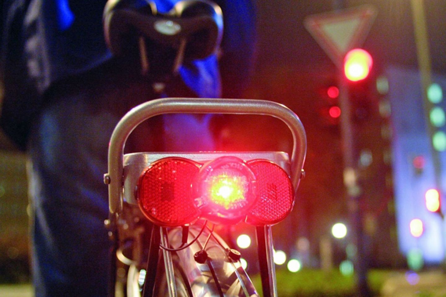 Rücklicht  So ein Rücklicht ist heute State of the Art. Es ist kombiniert mit vorgeschriebenem Rückstrahler, wird fest mit dem Gepäckträger verbunden und verfügt über einen zweiadrigen Stromanschluss.   Kosten: etwa 14 Euro.