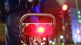 Rücklicht  So ein Rücklicht ist heute State of the Art. Es ist kombiniert mit vorgeschriebenem Rückstrahler, wird fest mit dem Gepäckträger verbunden und verfügt über einen zweiadrigen Stromanschluss.   Kosten: etwa 14 Euro.