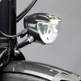 Scheinwerfer Luxos   Ein Scheinwerfer wie der Luxos IQ2 zeigt, was heutzutage möglich ist. Er speichert Energie zwischen, damit auch im Stand der Lichtkegel nicht schwächelt. Über eine USB-Buchse kann ein Smartphone aufgeladen werden. Unmittelbar vor dem Rad sorgen LEDs für ein breites Lichtfeld, auf Knopfdruck schaltet sich ein Fernlicht ein. Die Haube oberhalb der Lichtquelle verhindert, dass der Fahrer geblendet wird.  Preis: ab 120 Euro.