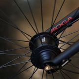 Nabendynamo  Ein Nabendynamo arbeitet geräuschlos und sorgenfrei. Ein Gerät wie das D3 von SRAM kostet etwa 40 Euro. Problem: Ein Laie kann den Dynamo nicht in ein vorhandenes Rad einbauen