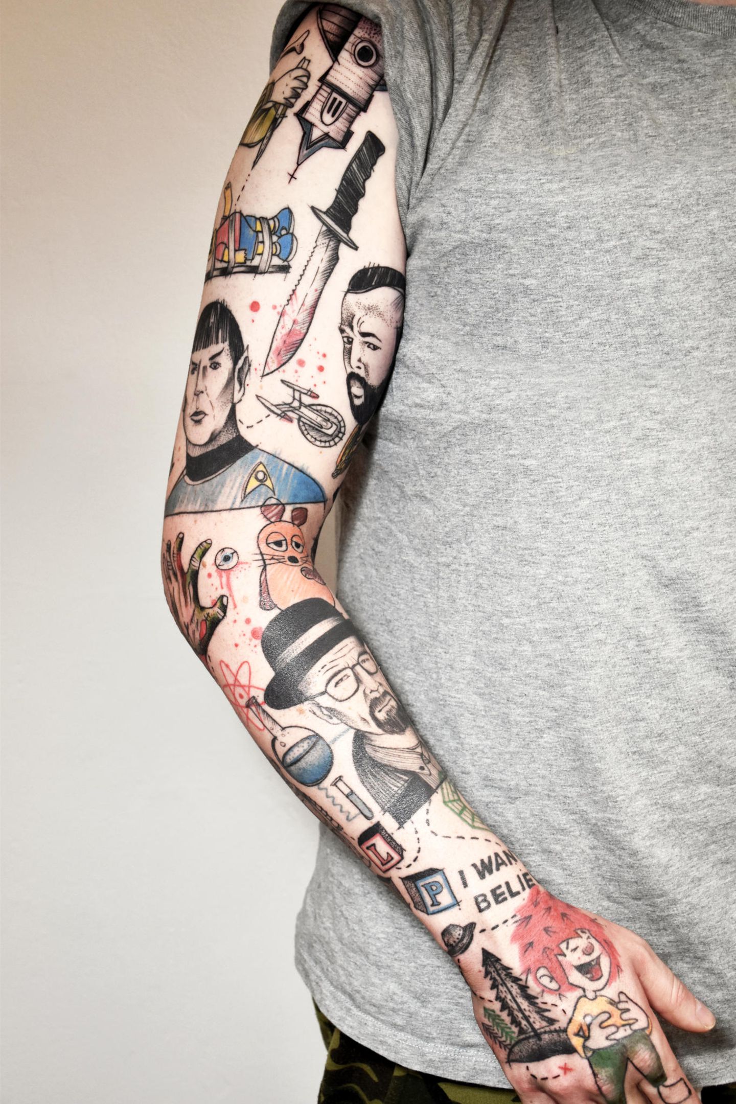 Im Buch werden unterschiedliche Tattoo-Künstler vorgestellt. Der Stil von Miriam Frank reicht zum Beispiel von verspielten Illustrationen, die an Kinderzeichnungen erinnern, bis zu  sehr filigraner sogenannter Dot- und Line-Work. "Das bin ich - was ich mag und wo mich meine Neugier nach verschiedenen Techniken, Motiven und Kulturen hinführt", sagt sie zu ihrer Arbeit.