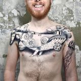 "Ich selbst sehe mich als erstes als Illustratorin", erzählt sie im Buch. "Tattoos machen momentan einfach den Hauptteil meiner Arbeit aus."