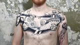 "Ich selbst sehe mich als erstes als Illustratorin", erzählt sie im Buch. "Tattoos machen momentan einfach den Hauptteil meiner Arbeit aus."