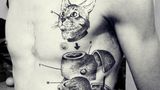 Die Arbeiten von Otto d'Ambra, einem Tattoo-Artist aus London, verbinden anatomische Präzision mit abstrakten Elementen. Dieses Tattoo könnte auch eine Bauanleitung für eine Katze darstellen.