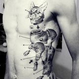 Die Arbeiten von Otto d'Ambra, einem Tattoo-Artist aus London, verbinden anatomische Präzision mit abstrakten Elementen. Dieses Tattoo könnte auch eine Bauanleitung für eine Katze darstellen.