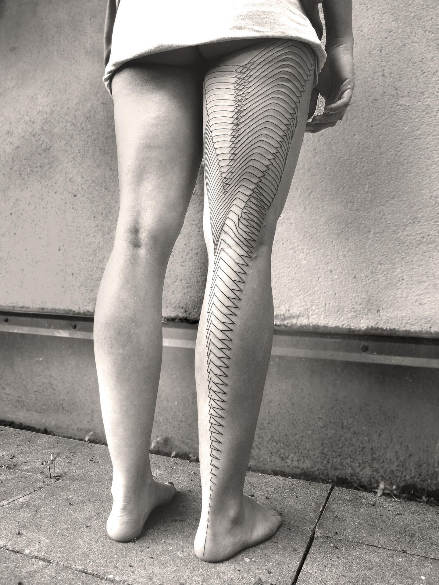 Es braucht nur feine Linien und schon wird aus einem Bein ein dreidimensionales Kunstwerk. 