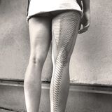 Es braucht nur feine Linien und schon wird aus einem Bein ein dreidimensionales Kunstwerk. 