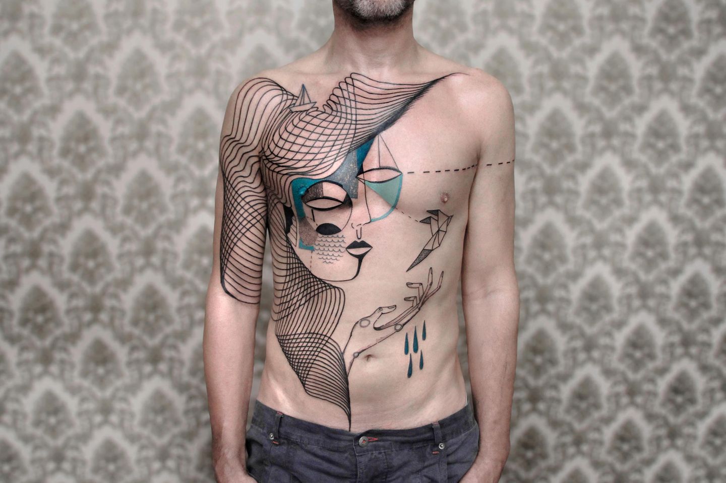 Geometrische Formen sind ein großer Trend in der Tattoo-Szene, doch Chaim Machlev geht noch einen Schritt weiter und formt mit feinen Linien optische Täuschungen. 