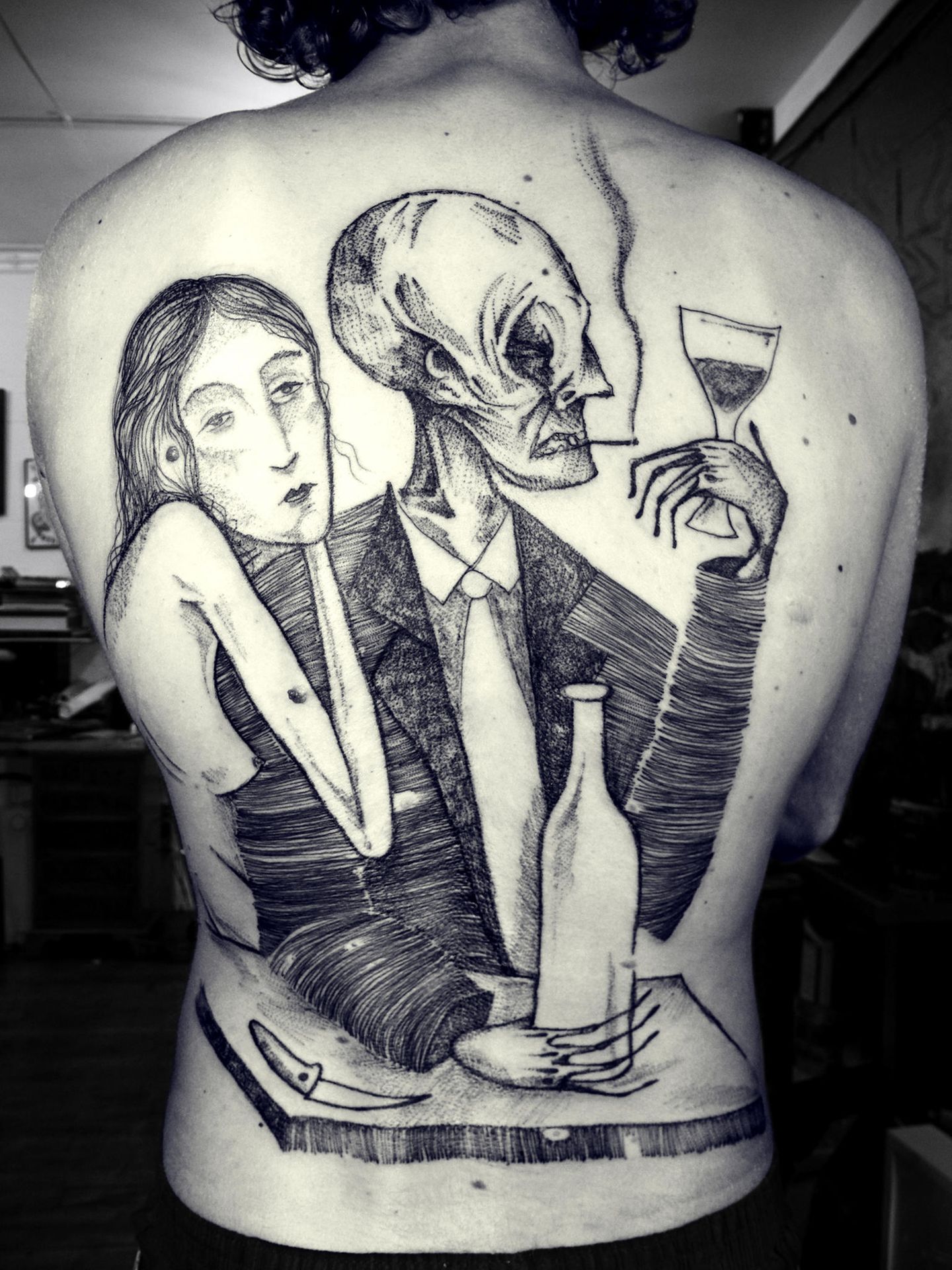 Dieses sogenannte "Backpiece" zeigt deutlich, mit wie vielen feinen Linien Servadio arbeitet. Sein Stil ist unverwechselbar.