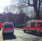 Am 7. April sind in Münster mehrere Menschen gestorben, als ein Kleintransporter in die Menschenmenge fuhr. Fahrzeuge der Rettungsdienste und Feuerwehr stehen in der Innenstadt von Münster.