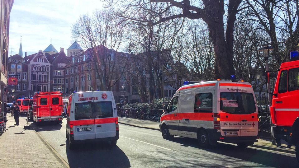 Am 7. April sind in Münster mehrere Menschen gestorben, als ein Kleintransporter in die Menschenmenge fuhr. Fahrzeuge der Rettungsdienste und Feuerwehr stehen in der Innenstadt von Münster.