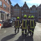 "Es gibt Tote und Verletzte", teilte die Polizei über Twitter mit. Der Fahrer des Kleintransporters, der in Münster in eine Menschenmenge gerast ist, hat sich nach der Tat erschossen. Das bestätigte die Polizei.