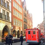 Die Beamten riefen die Bevölkerung am Nachmittag zu besonnenem Handeln auf. "Bitte den Bereich um den Kiepenkerl meiden. Wir sind vor Ort." Wenig später ergänzte sie: "Bitte auch den weiträumigen Innenstadtbereich verlassen, damit die Rettungskräfte in Ruhe arbeiten können."