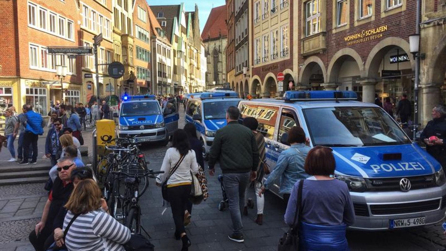 Die Polizei appelliert mehrfach an die Bevölkerung: "Bitte keine Spekulationen". 