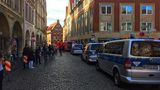 Der Kiepenkerl ist eine bei Einheimischen und Touristen beliebte und traditionsreiche Gaststätte mitten in der historischen Altstadt von Münster mit ihren vielen schmalen Gassen. Bei gutem Wetter sitzen und stehen dort oft zahlreiche Menschen im Freien.