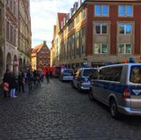 Der Kiepenkerl ist eine bei Einheimischen und Touristen beliebte und traditionsreiche Gaststätte mitten in der historischen Altstadt von Münster mit ihren vielen schmalen Gassen. Bei gutem Wetter sitzen und stehen dort oft zahlreiche Menschen im Freien.