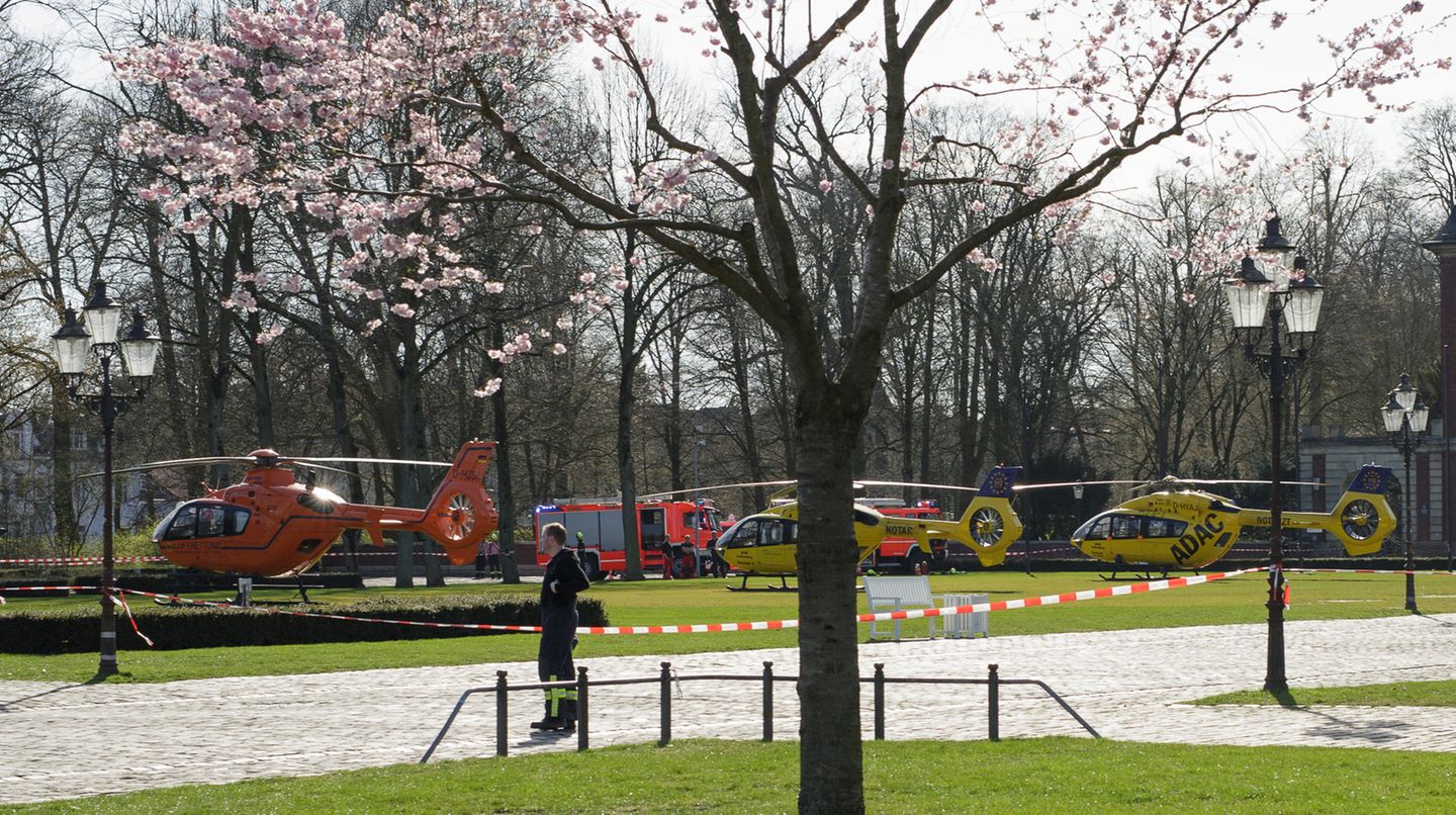 Auch Rettungshubschrauber sind im Einsatz, um die Verletzten zu versorgen.