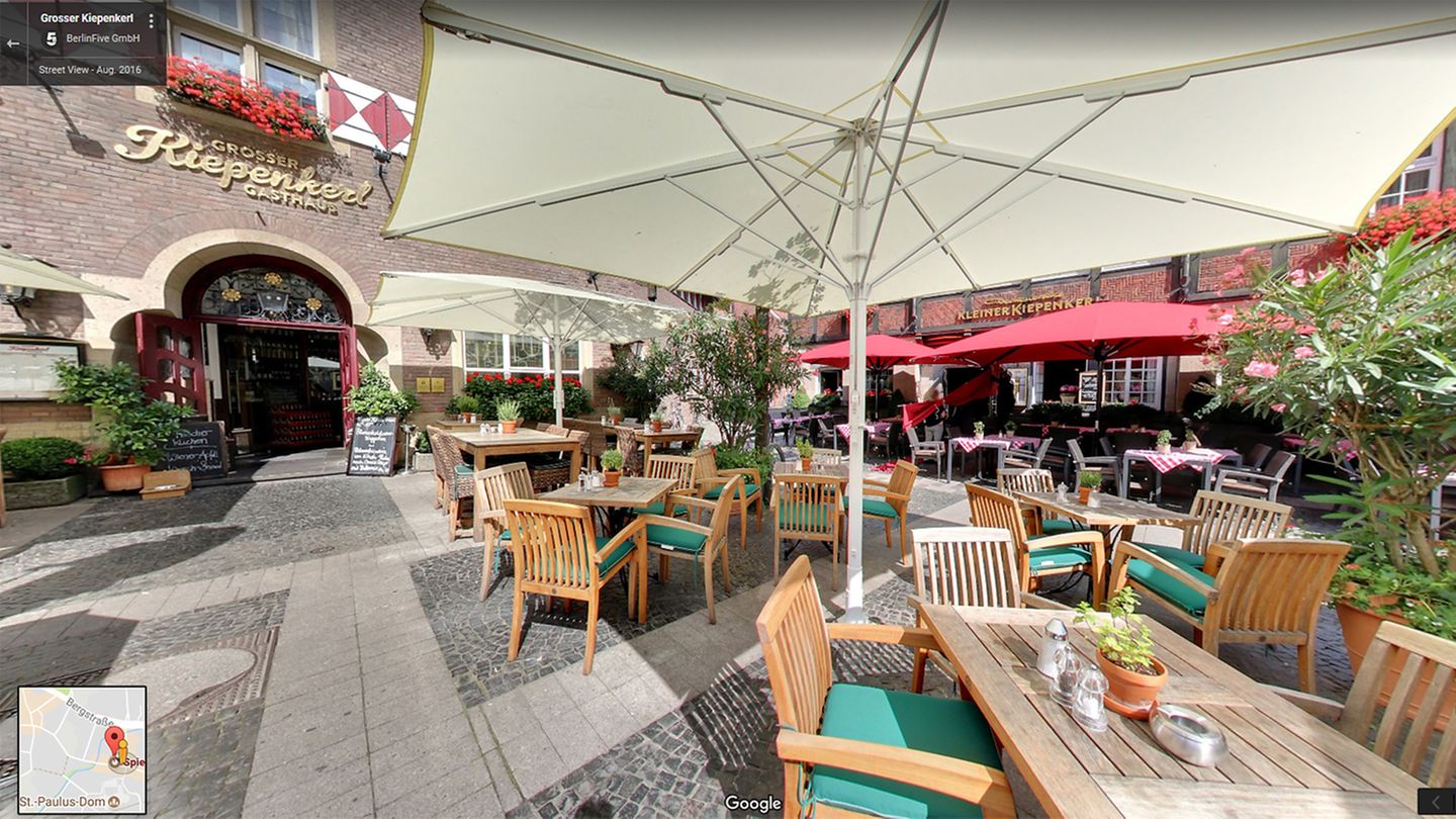 Eine Aufnahme des Internetdienstes Google Streetview zeigt die außen stehenden Tische und Stühle des Münsteraner Lokals Kiepenkerl in der Straße Spiekerhof nördlich des Doms.