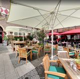 Eine Aufnahme des Internetdienstes Google Streetview zeigt die außen stehenden Tische und Stühle des Münsteraner Lokals Kiepenkerl in der Straße Spiekerhof nördlich des Doms.