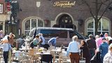 Menschen stehen vor einem der Lokale am Kiepenkerl, kurz nachdem ein Fahrzeug in das Straßencafe gefahren war.