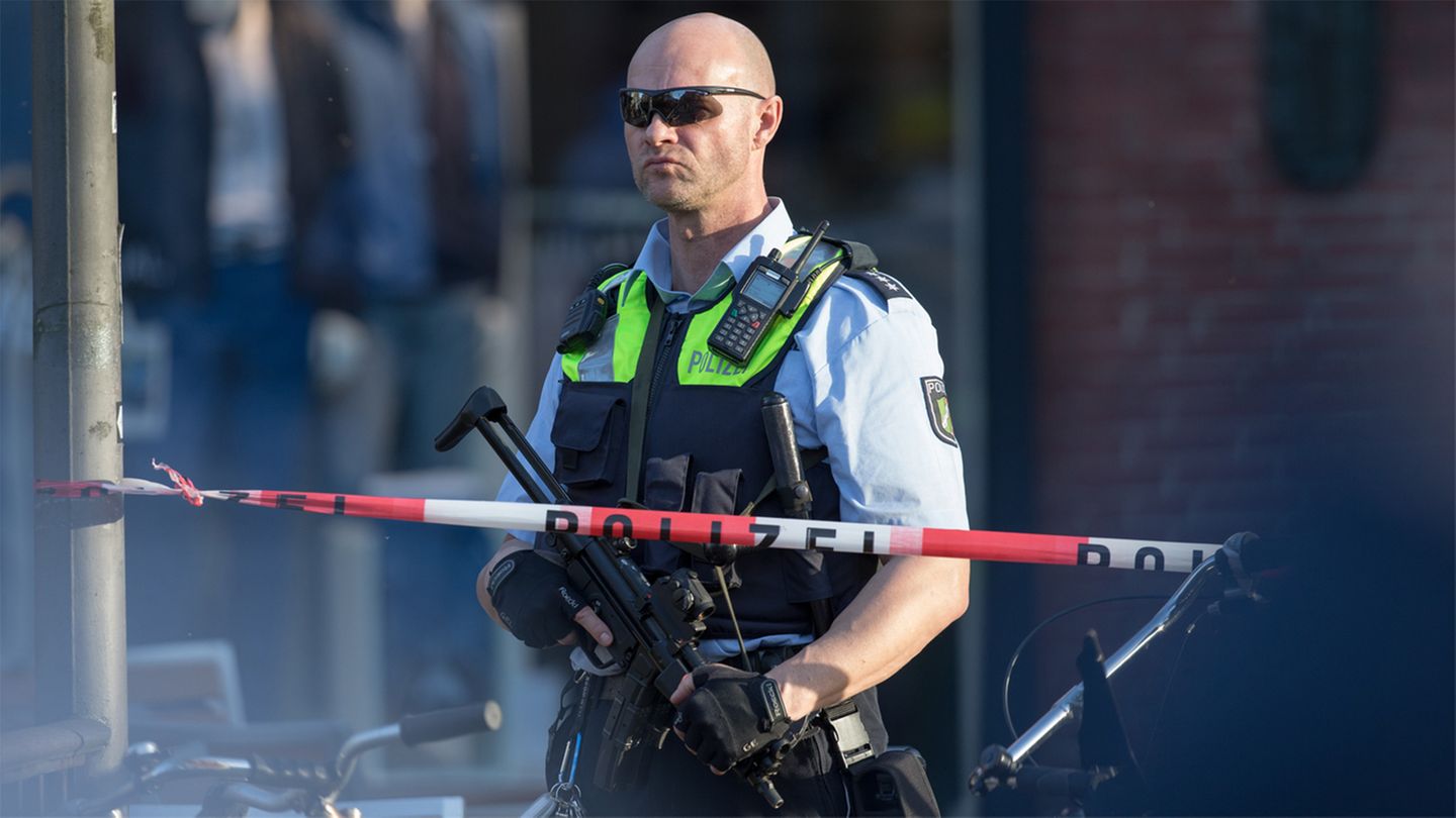 Ein bewaffneter Polizist in der Münsteraner Innenstadt.