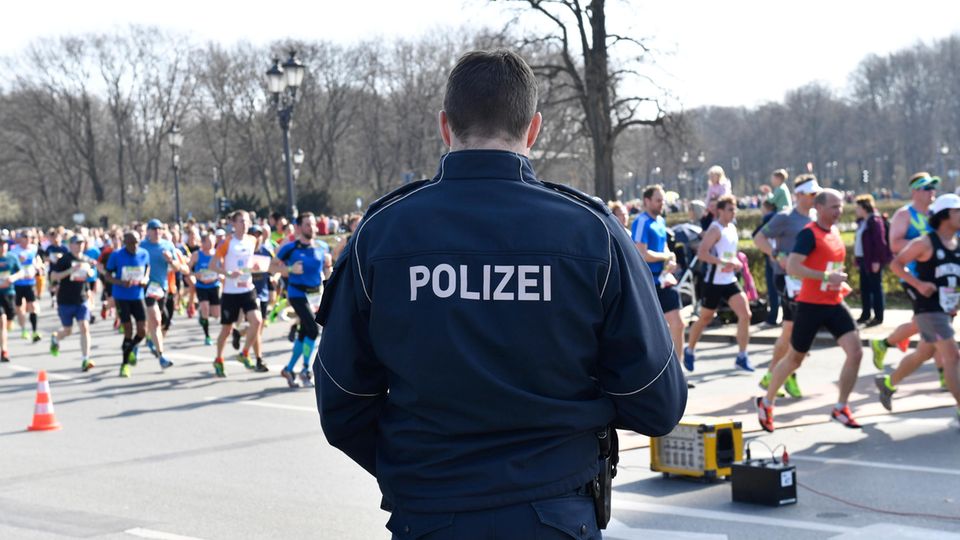 Die Polizei in Berlin hat einen Anschlag auf den Halbmarathon verhindert, bei dem am Sonntag rund 36.000 Sportler und Tausende Zuschauer unterwegs sind