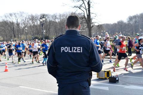 Die Polizei in Berlin hat einen Anschlag auf den Halbmarathon verhindert, bei dem am Sonntag rund 36.000 Sportler und Tausende Zuschauer unterwegs sind