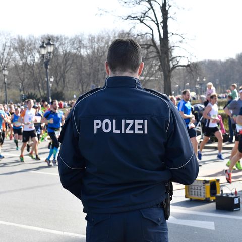 Die Polizei in Berlin hat einen Anschlag auf den Halbmarathon verhindert, bei dem am Sonntag rund 36.000 Sportler und Tausende Zuschauer unterwegs sind
