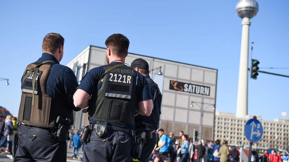 Polizisten am Rande des Halbmarathon in Berlin